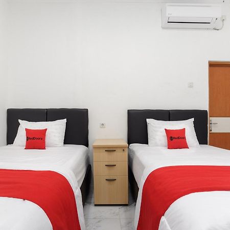 Reddoorz Syariah @ Sakura Hotel Jatiwaringin Bekasi Esterno foto