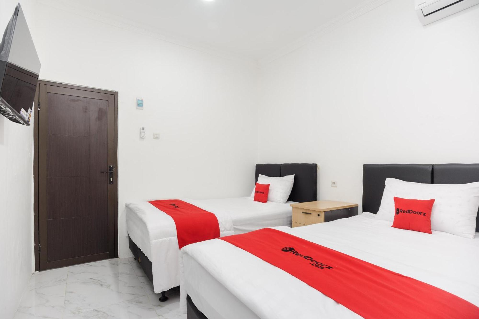 Reddoorz Syariah @ Sakura Hotel Jatiwaringin Bekasi Esterno foto