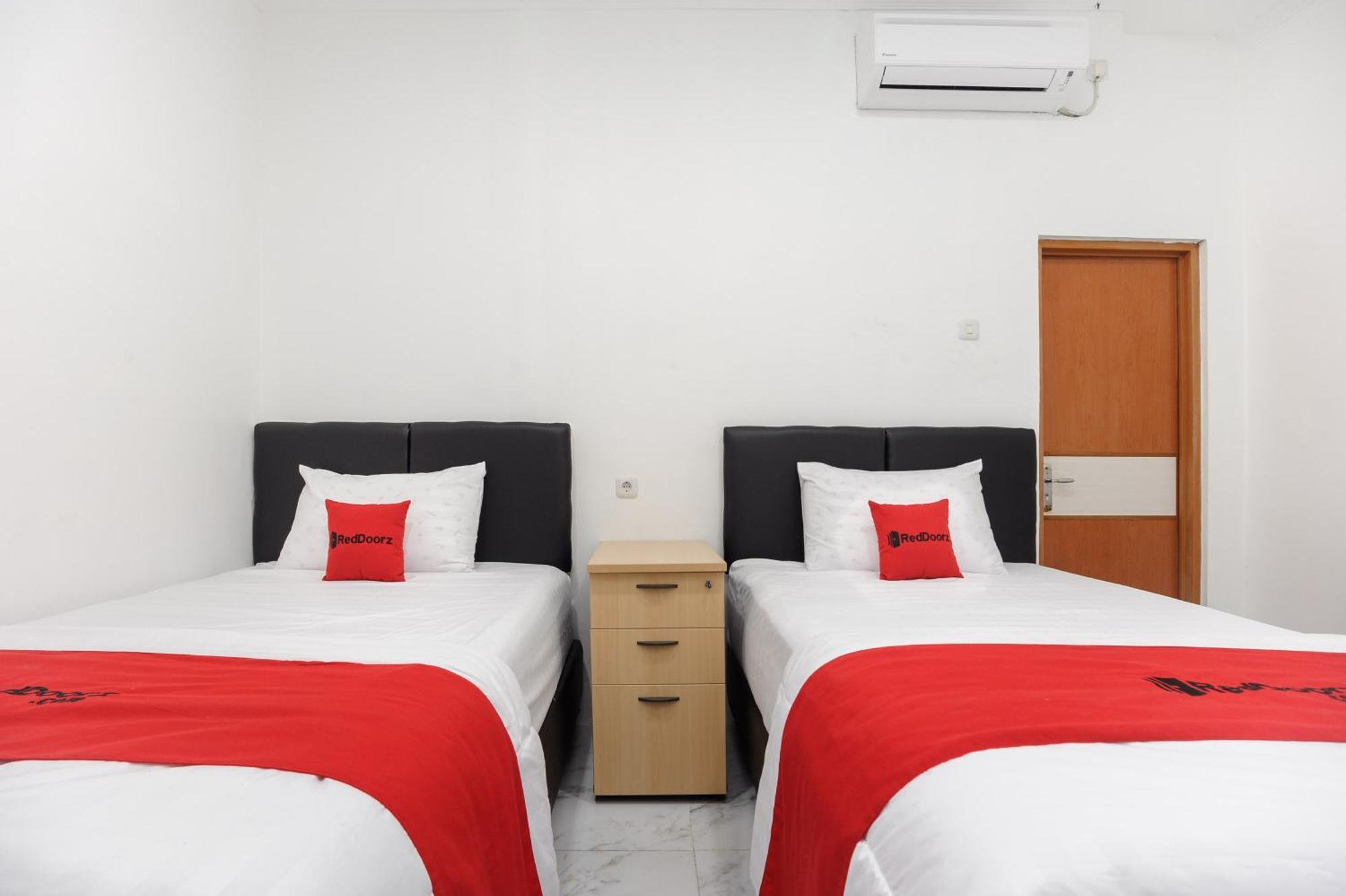 Reddoorz Syariah @ Sakura Hotel Jatiwaringin Bekasi Esterno foto