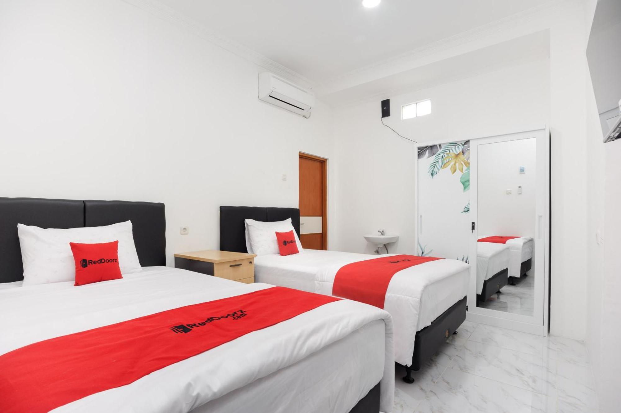 Reddoorz Syariah @ Sakura Hotel Jatiwaringin Bekasi Esterno foto