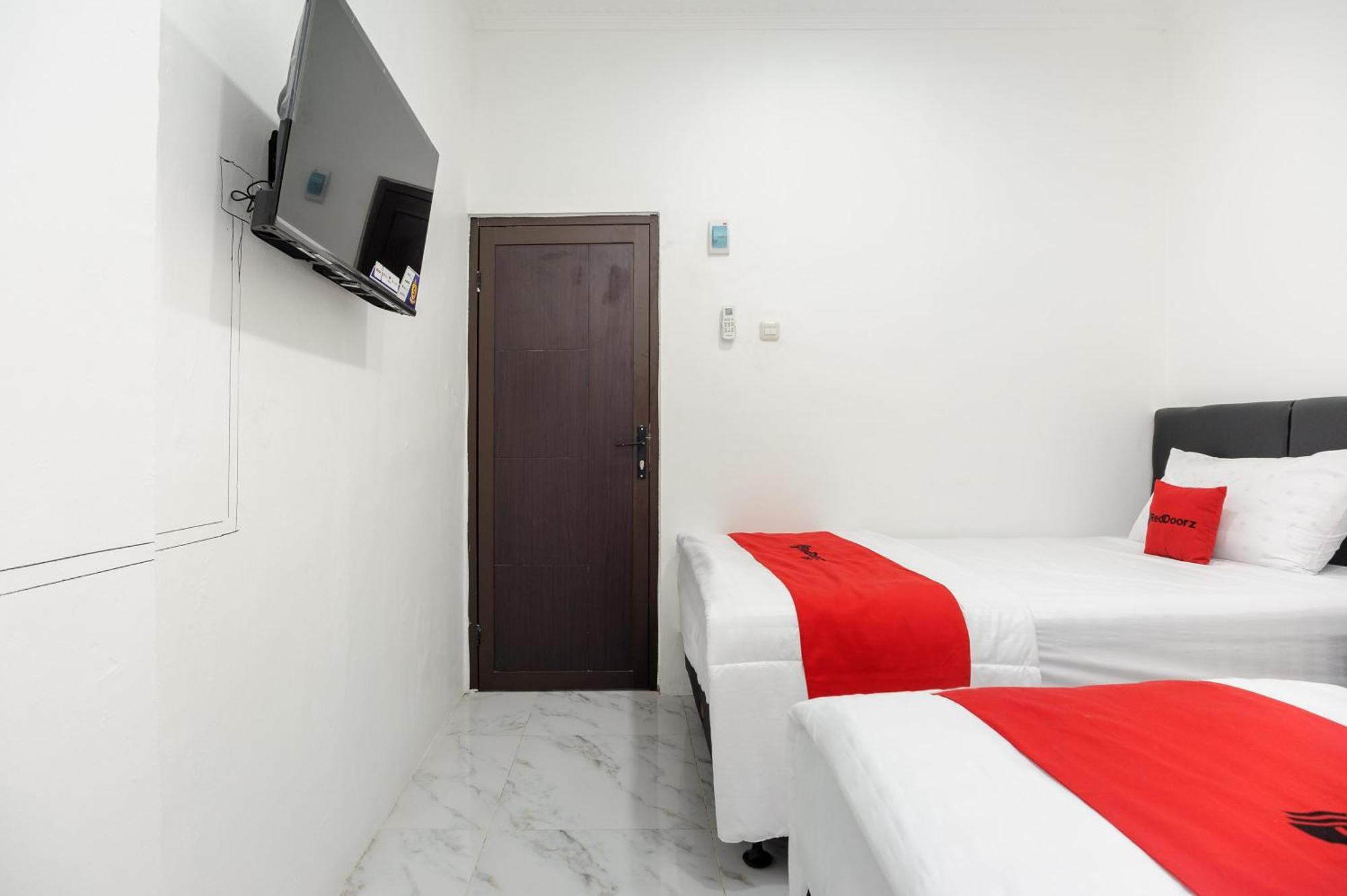 Reddoorz Syariah @ Sakura Hotel Jatiwaringin Bekasi Esterno foto